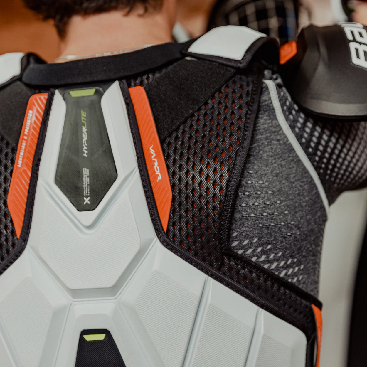 VAPOR HYPERLITE SHOULDER PAD INTERMEDIATE - Image 4